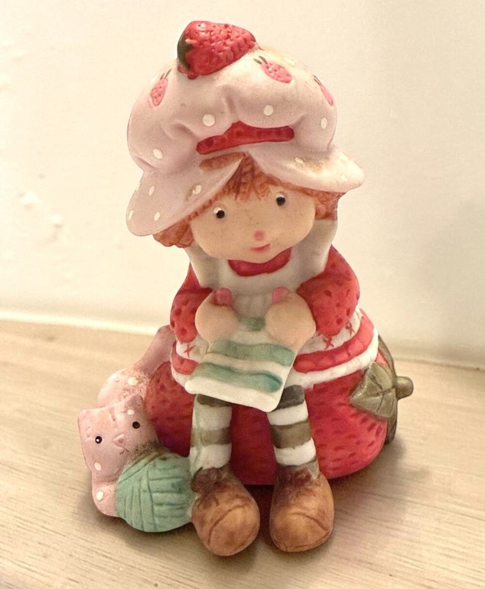 Vintage 1980’s STRAWBERRY SHORTCAKE & Custard Knitting Ceramic Figurine 4057